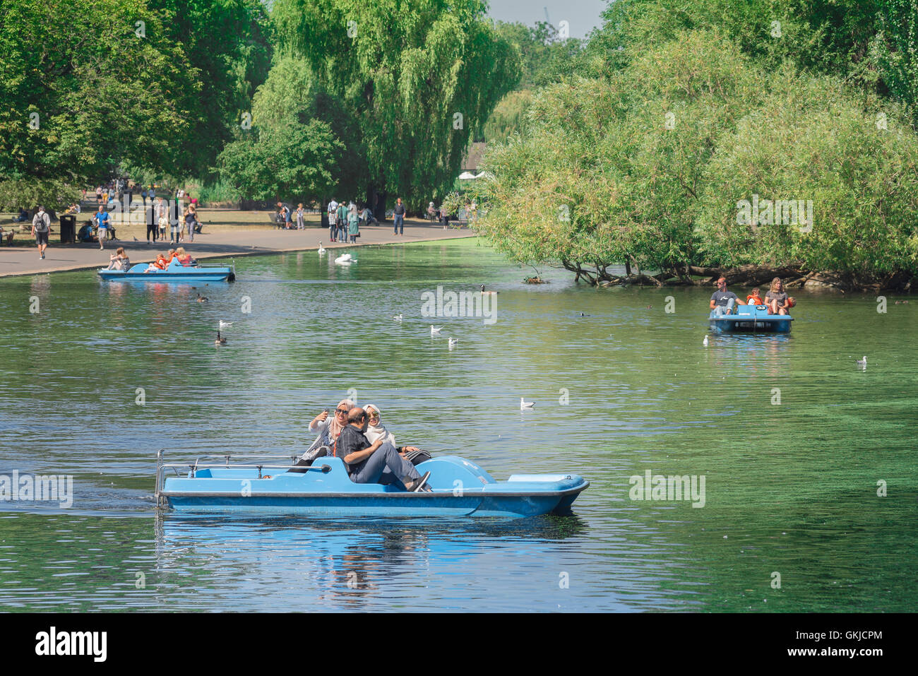 Lac de plaisance Londres de l'été, les touristes profiter d'un après-midi d'été sur le lac de plaisance de Regent's Park, London, UK. Banque D'Images