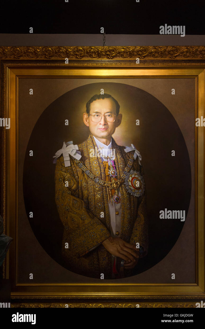 Un tableau représentant le Roi de Thaïlande Bhumibol Adulyadej (connu sous le nom de Rama IX). Banque D'Images