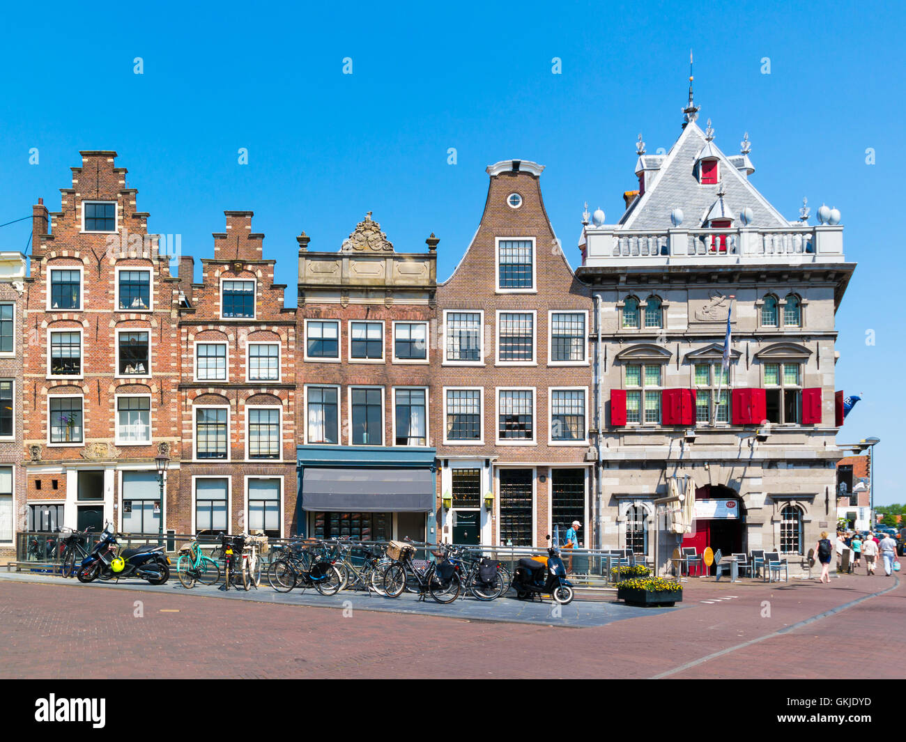 Les gens qui marchent, rangée de maisons anciennes et de Waag sur Damstraat à Haarlem, Hollande, Pays-Bas Banque D'Images