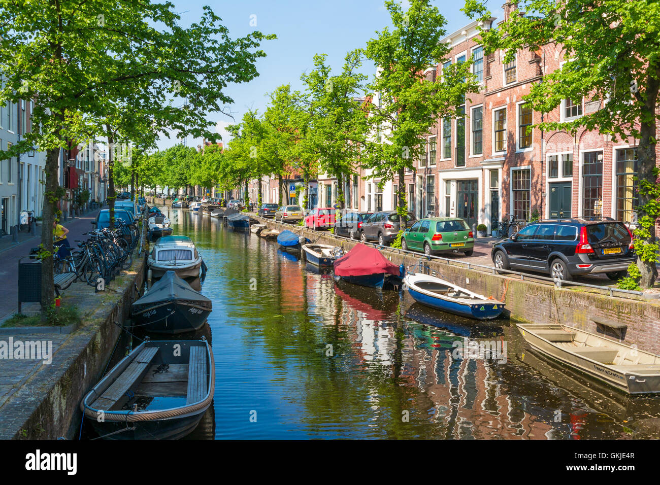 Bakenessergracht avec des bateaux du canal dans la vieille ville de Haarlem, Hollande, Pays-Bas Banque D'Images