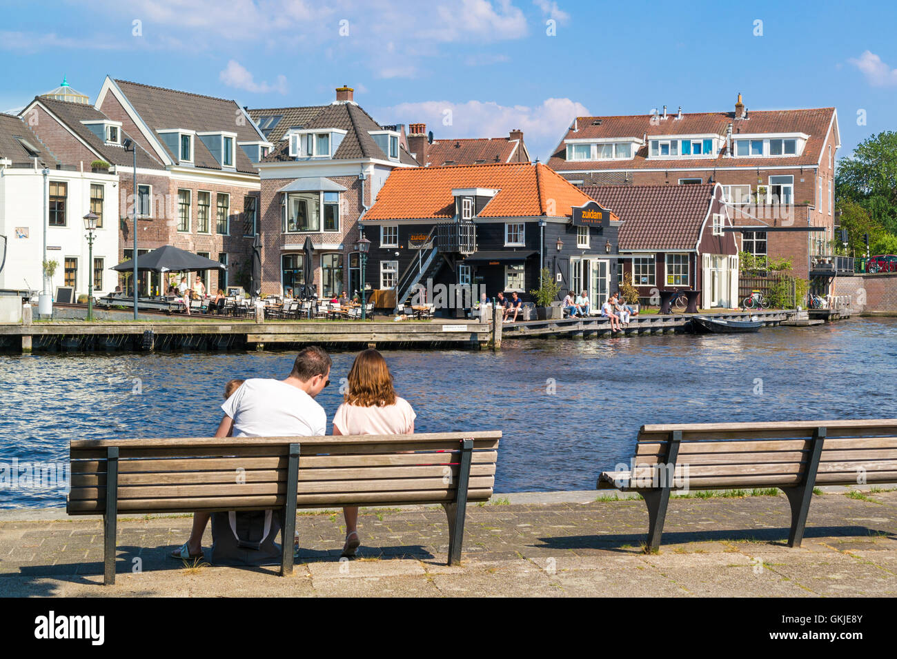 Les gens à côté de la rivière Spaarne relaxant à Haarlem, Hollande, Pays-Bas Banque D'Images