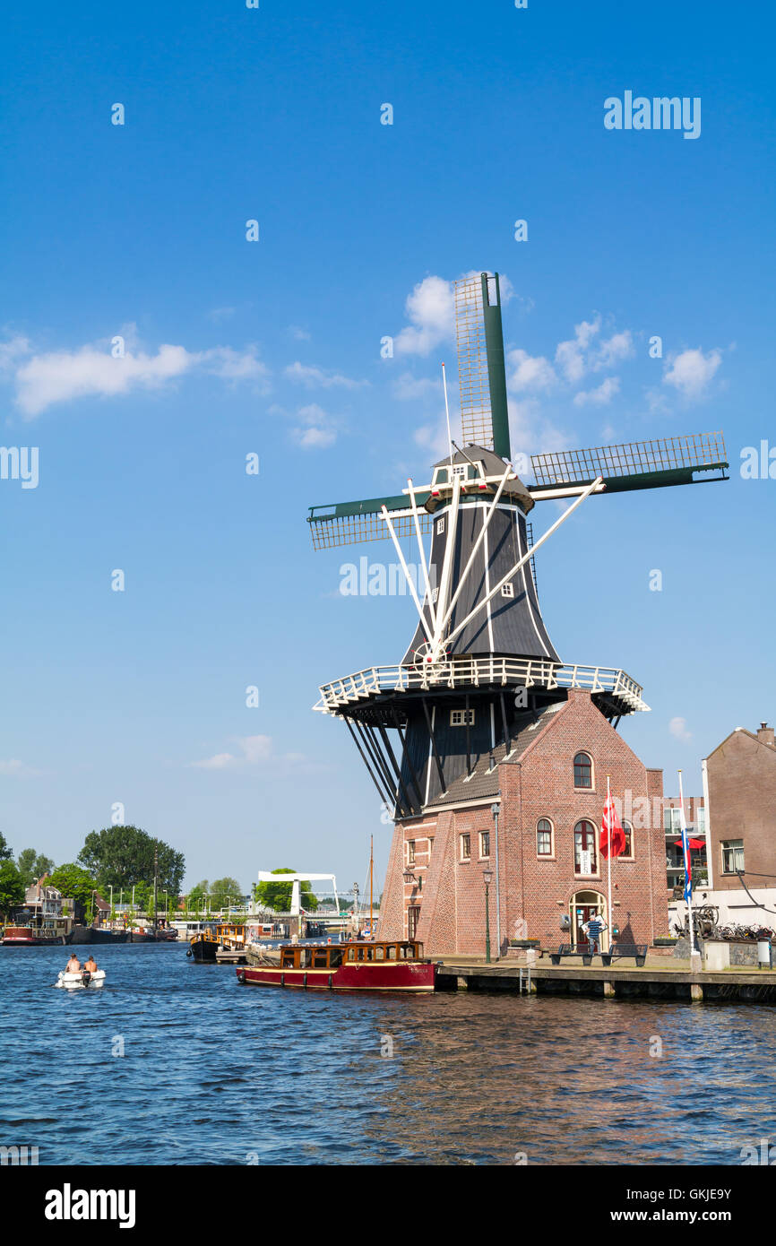 Bateaux sur la rivière Spaarne et moulin Adriaan dans ville de Haarlem, Hollande, Pays-Bas Banque D'Images
