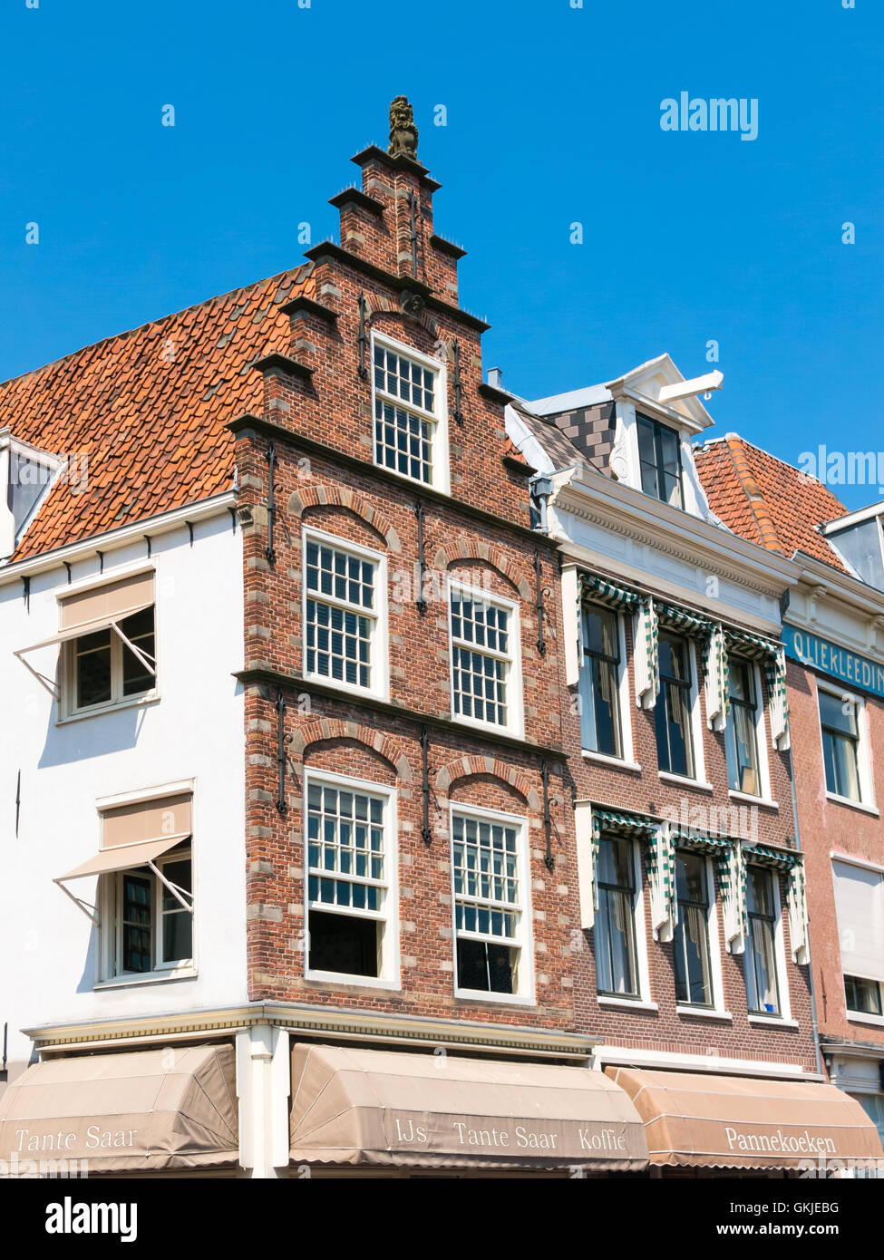 Haut gables de vieilles maisons sur Spaarne street à Haarlem, Hollande, Pays-Bas Banque D'Images