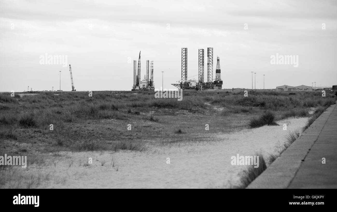 Les plates-formes pétrolières par beach Banque D'Images