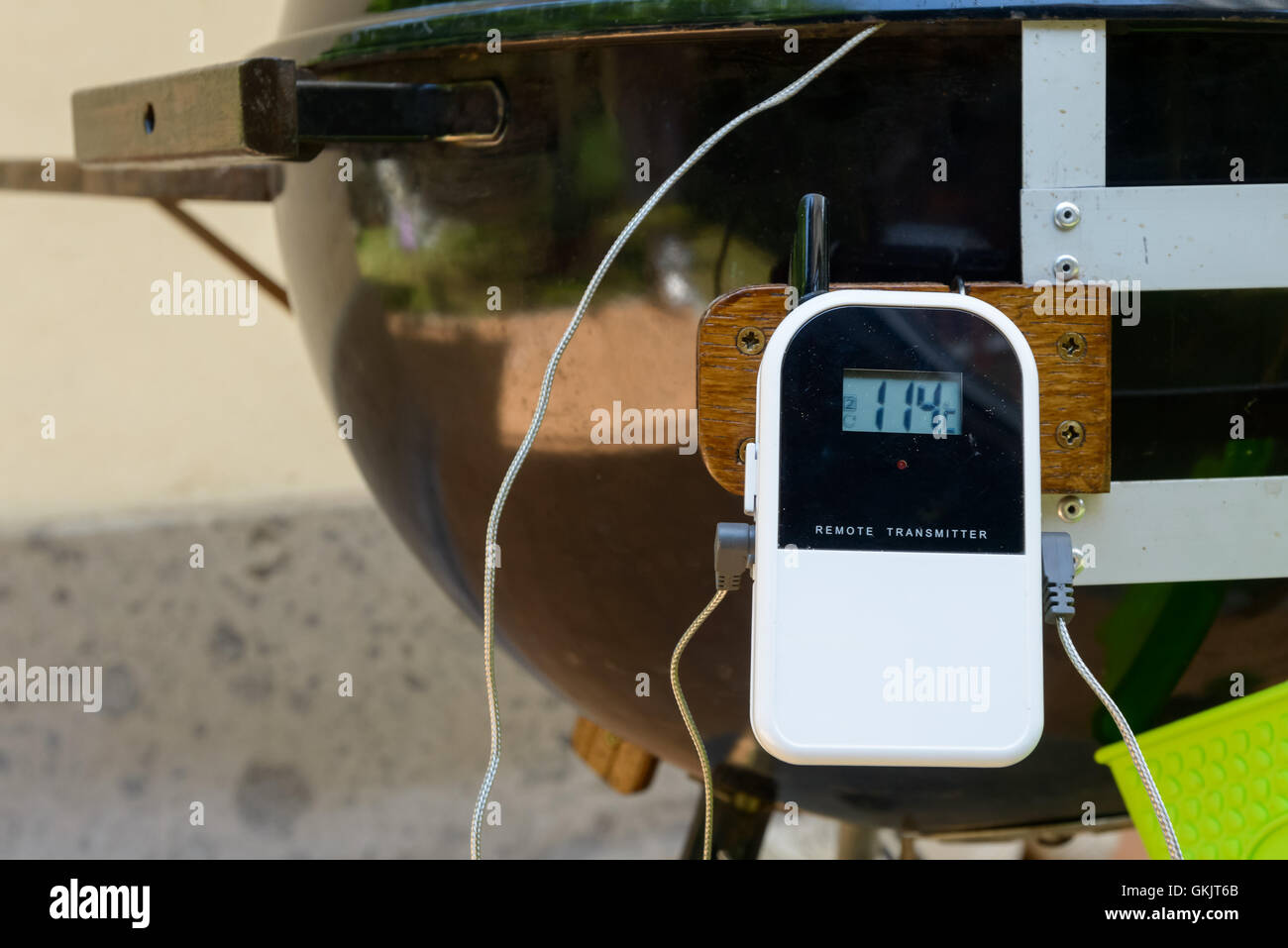 Un thermomètre pour la cuisson indirecte attaché à un barbecue Banque D'Images