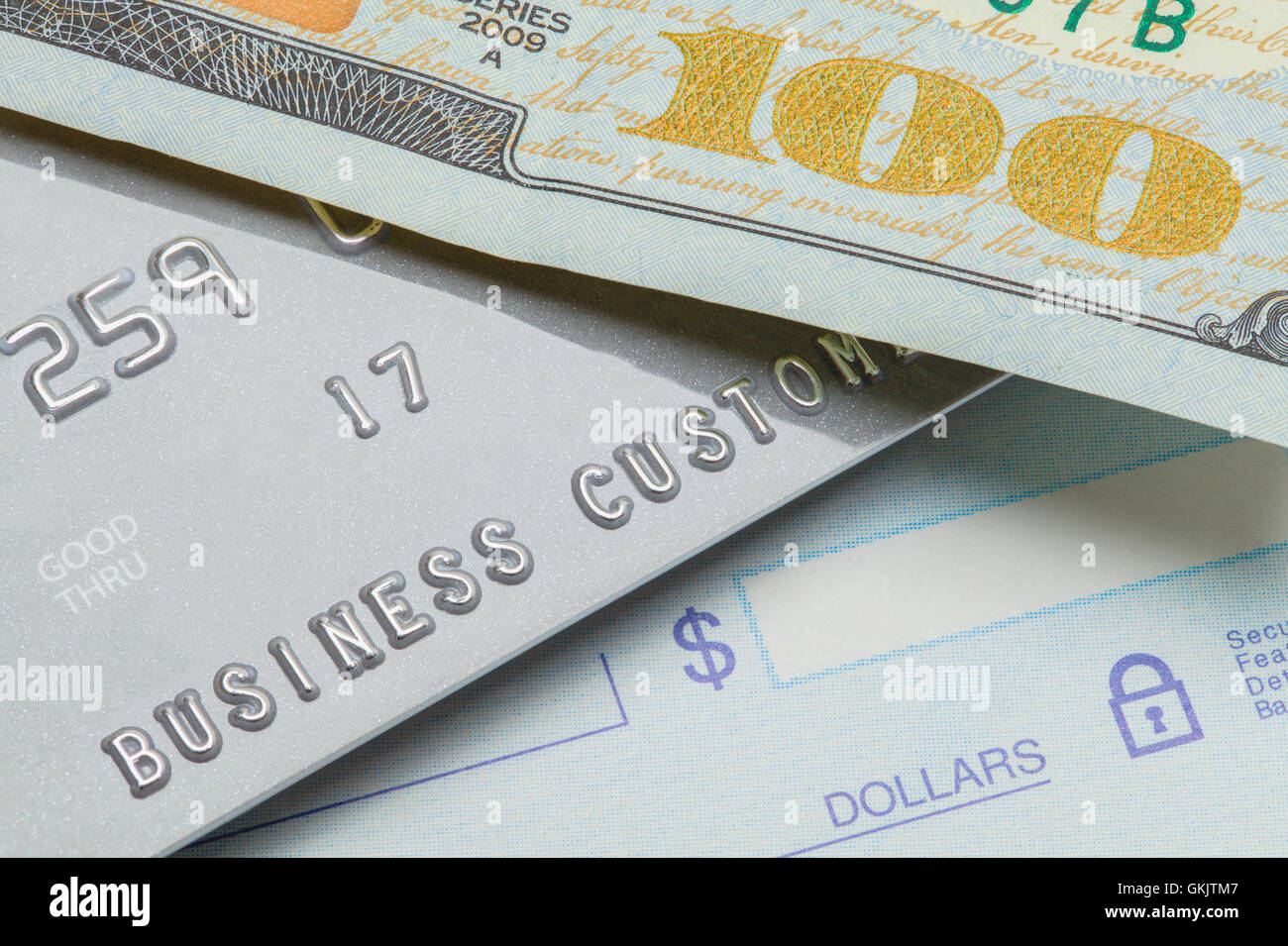 One Hundred Dollar Bill avec carte de crédit et Chèque bancaire. Banque D'Images