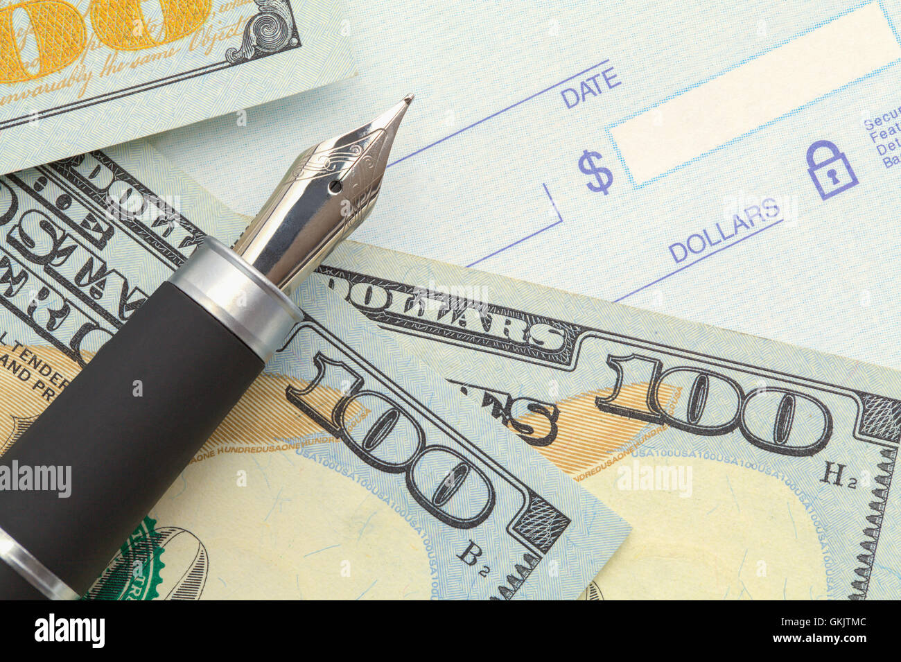 Chèque bancaire en blanc avec de l'argent et un stylo. Banque D'Images