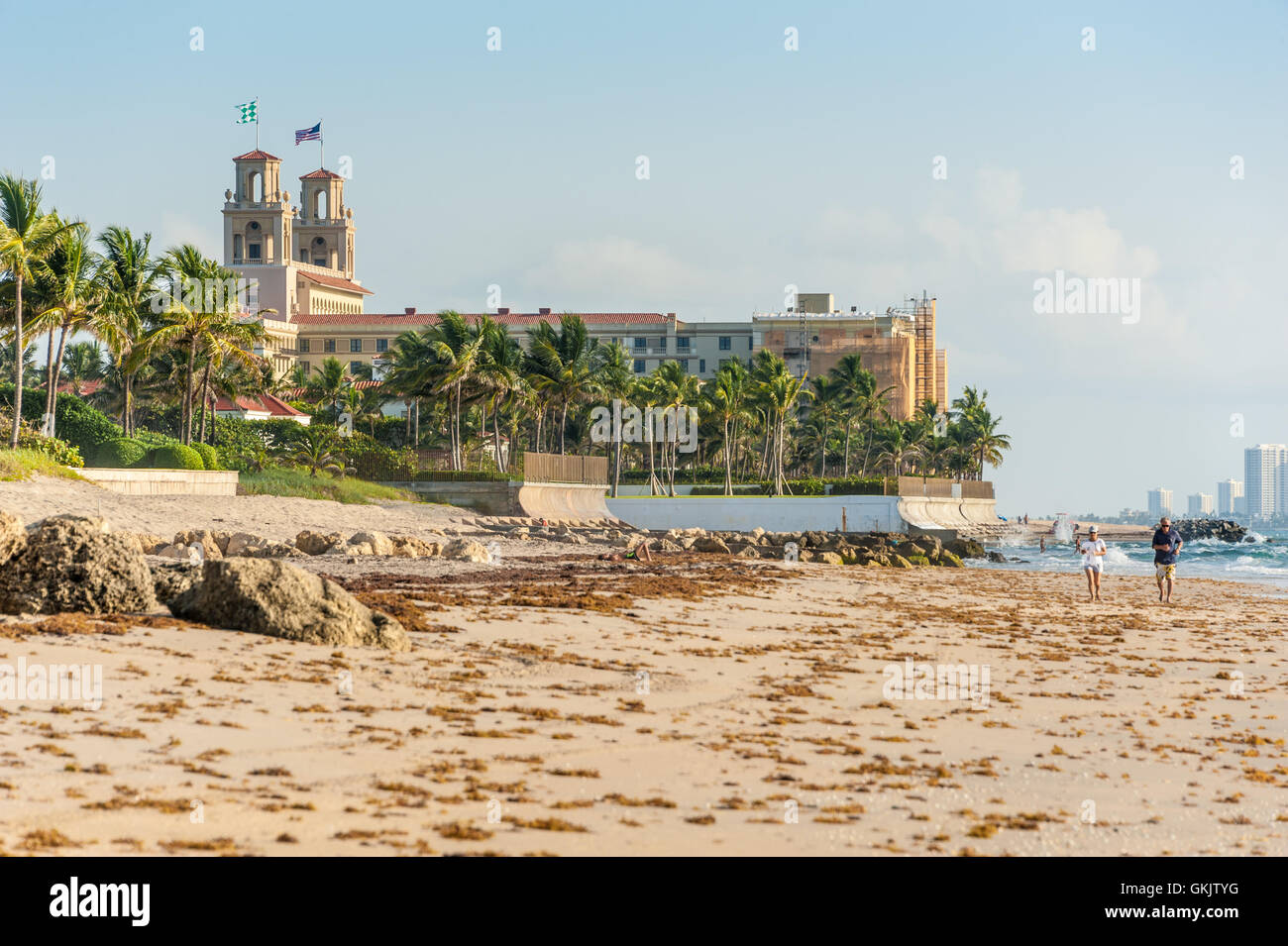 Le jogging sur un couple presque vide plage près de l'hôtel Breakers Resort à Palm Beach, en Floride. (USA) Banque D'Images Le jogging sur un couple presque vide plage près de l'hôtel Breakers Resort à Palm Beach, en Floride. (USA) Banque D'Images