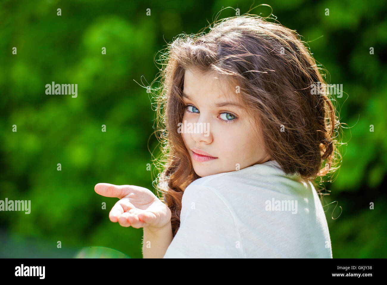 Portrait d'une jeune et belle petite fille à l'arrière-plan de parc d'été Banque D'Images