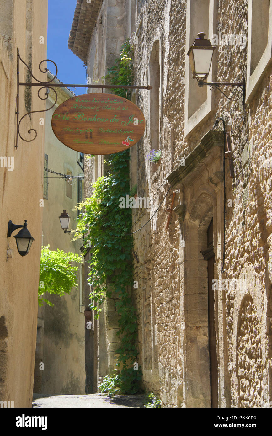 Rue étroite partie ancienne de Saignon Luberon Provence France Banque D'Images