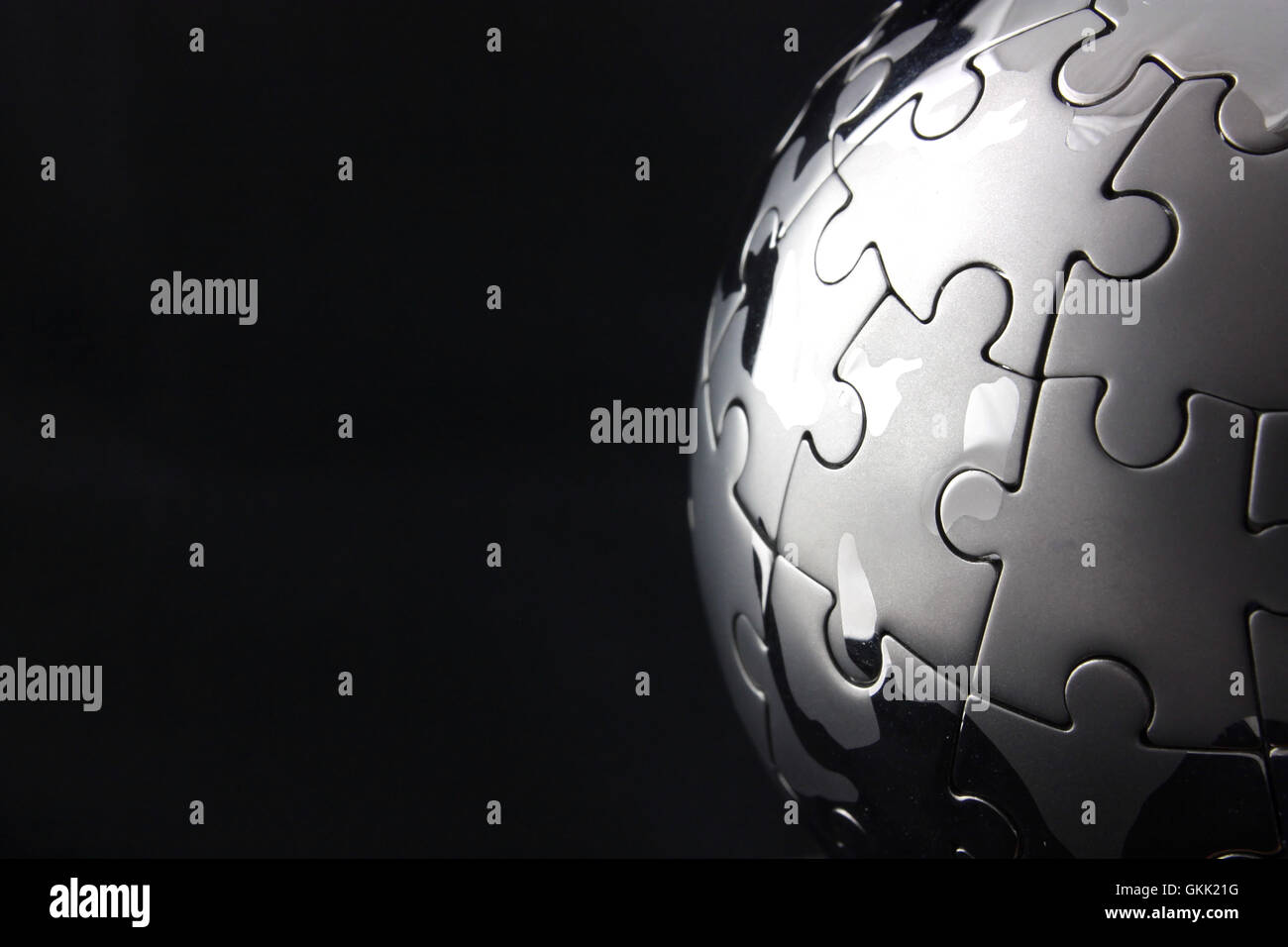Puzzle Globe de la demi-lune sur un fond noir Banque D'Images