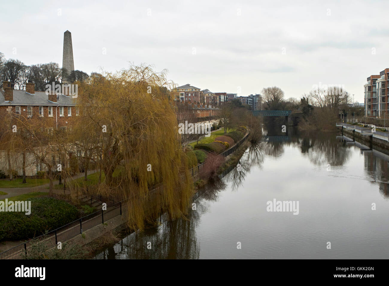 Rivière Liffey par St James à pied par temps nuageux jour Dublin Ireland Banque D'Images