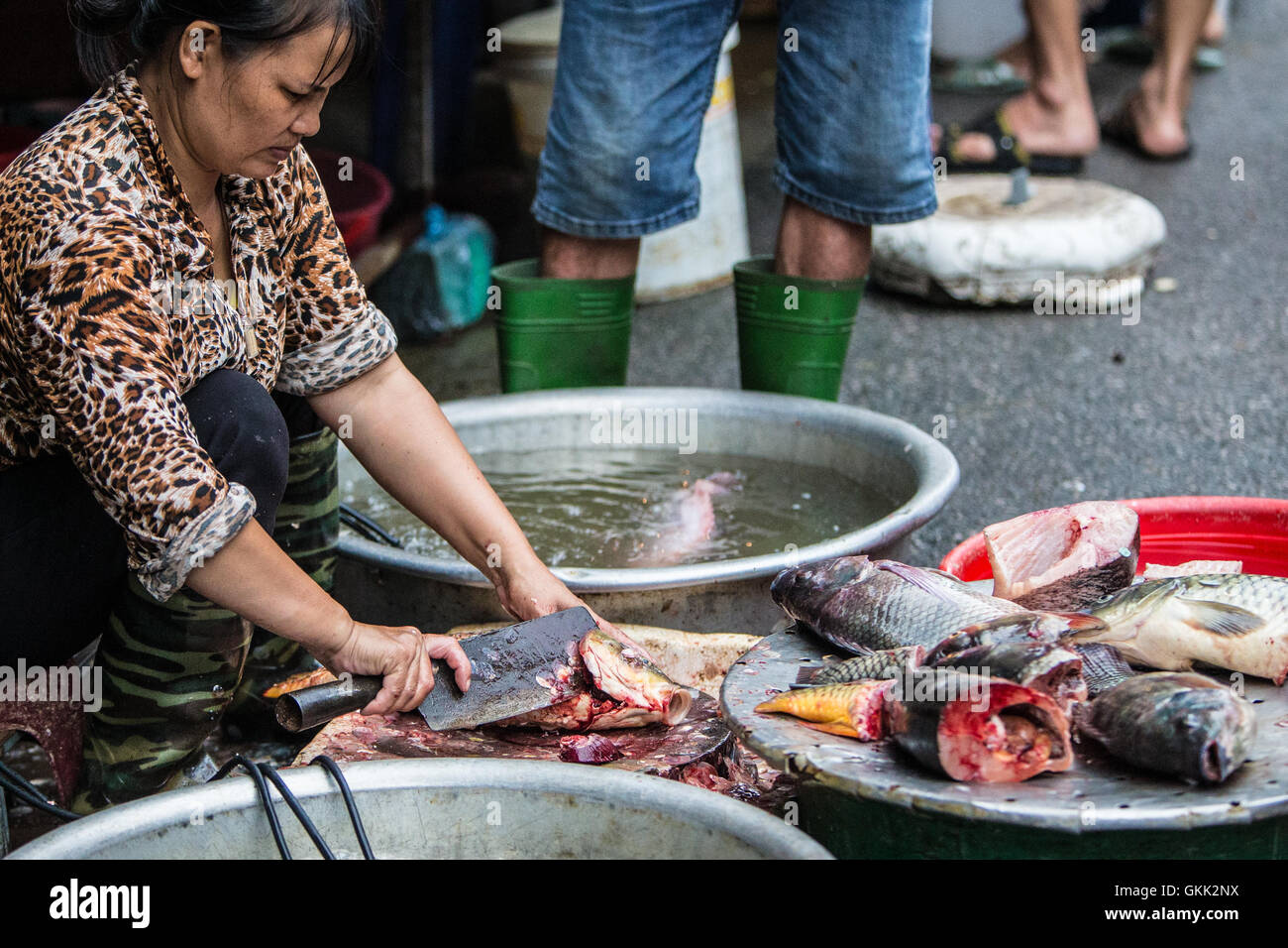 Poissonnier vendeur de poisson à Hanoi Vietnam Asie Marché Rue humide Banque D'Images