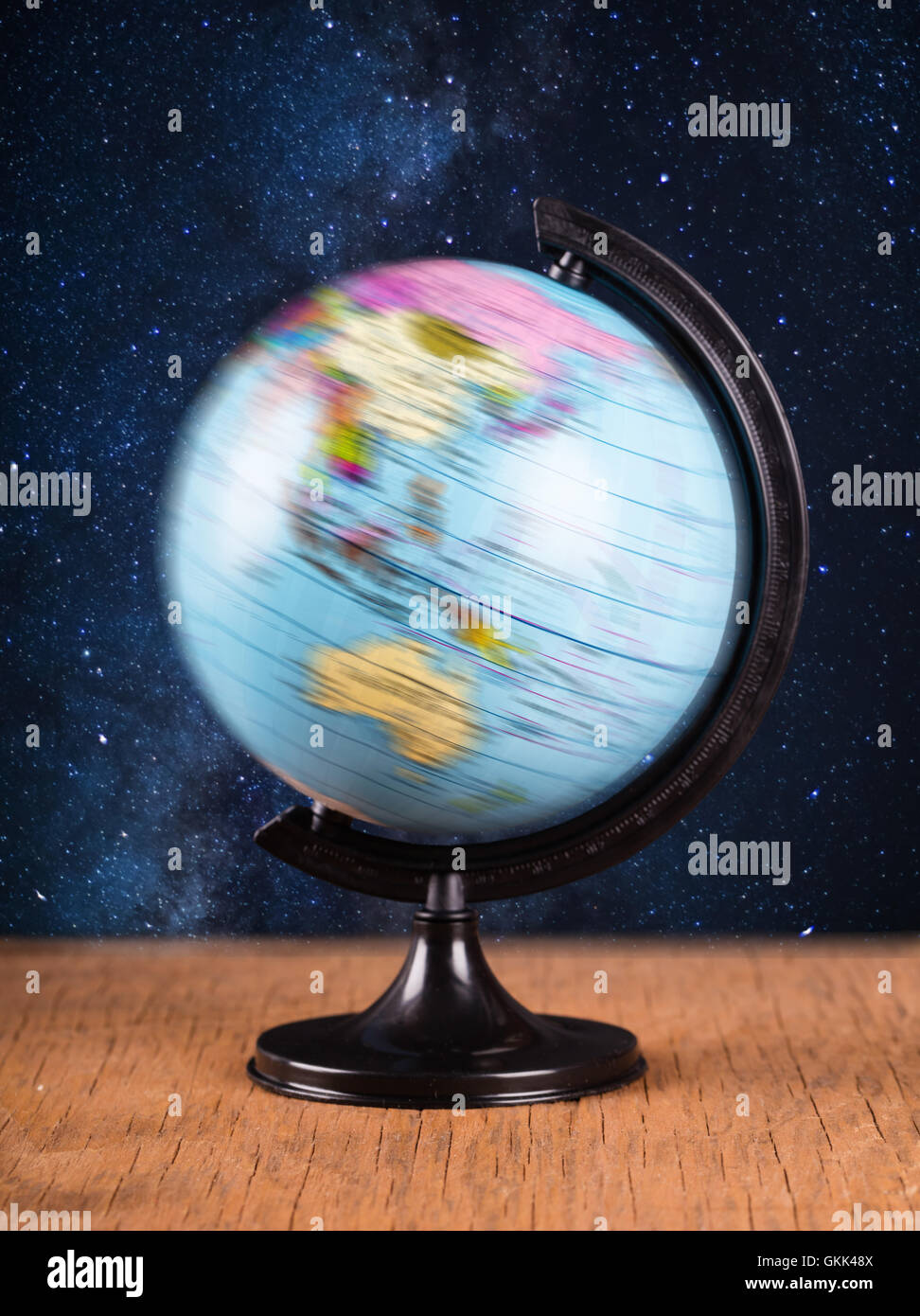 Globe en rotation sur le fond de ciel de nuit Banque D'Images