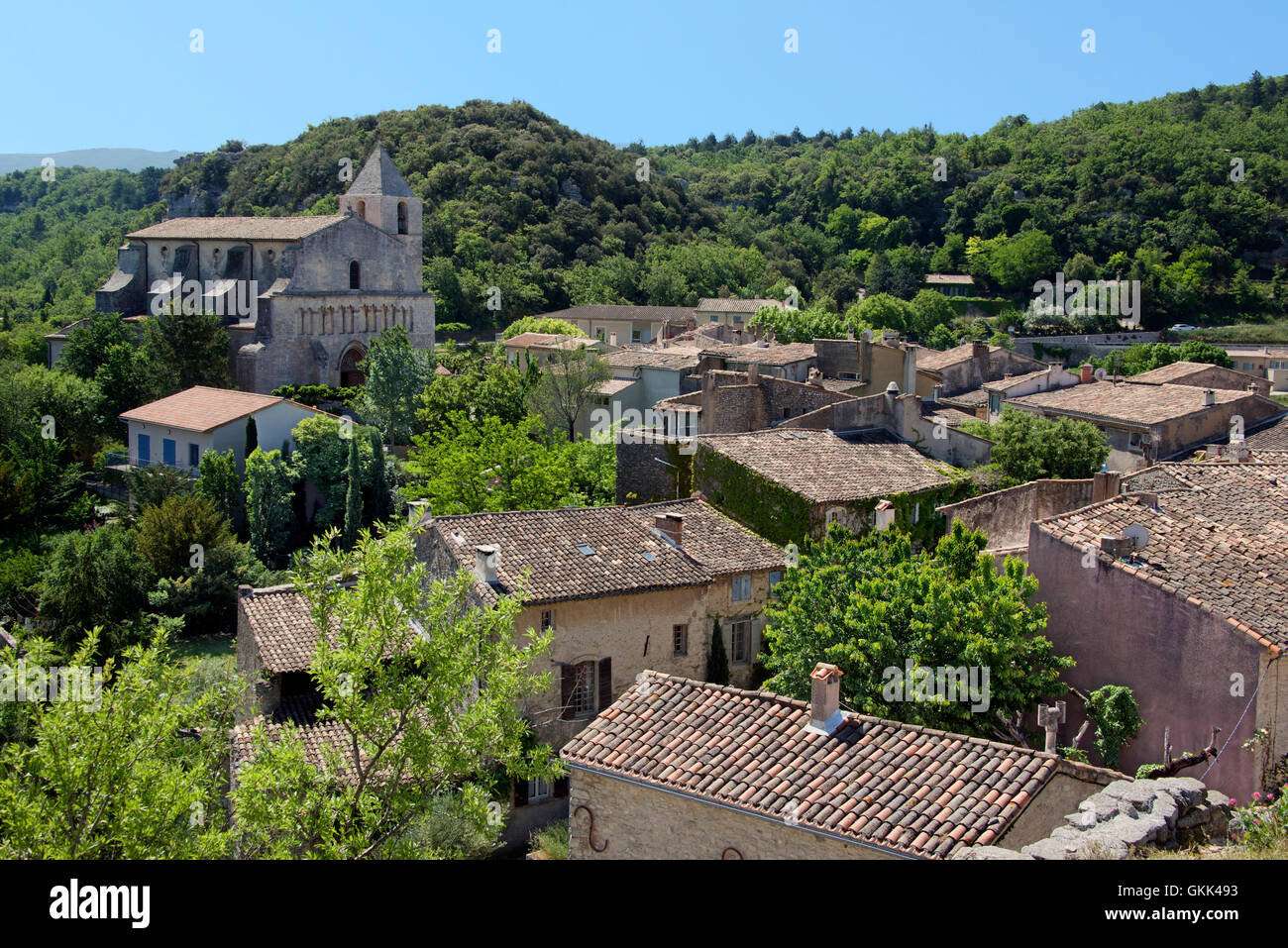 Vue de dessus d'anciennes maisons et église Notre-Dame de Pitié Saignon Luberon Provence France Banque D'Images