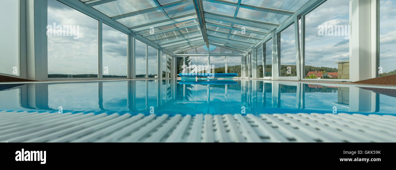 Accueil piscine avec vue sur la campagne, piscine privée de Gros plan Banque D'Images