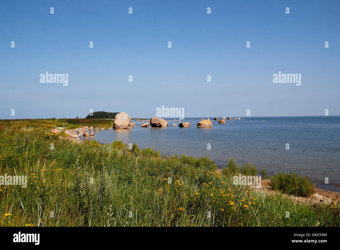 Les gens dans la côte de Käsmu péninsule dans le nord de l'Estonie, sur le territoire de parc national de Lahemaa Banque D'Images