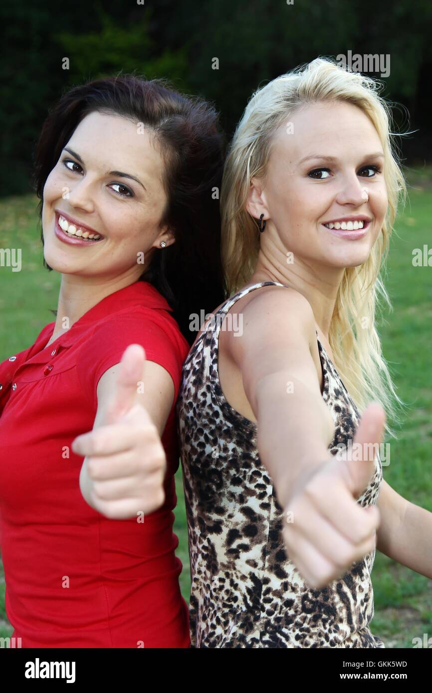 De superbes femmes Showing Thumbs Up Banque D'Images