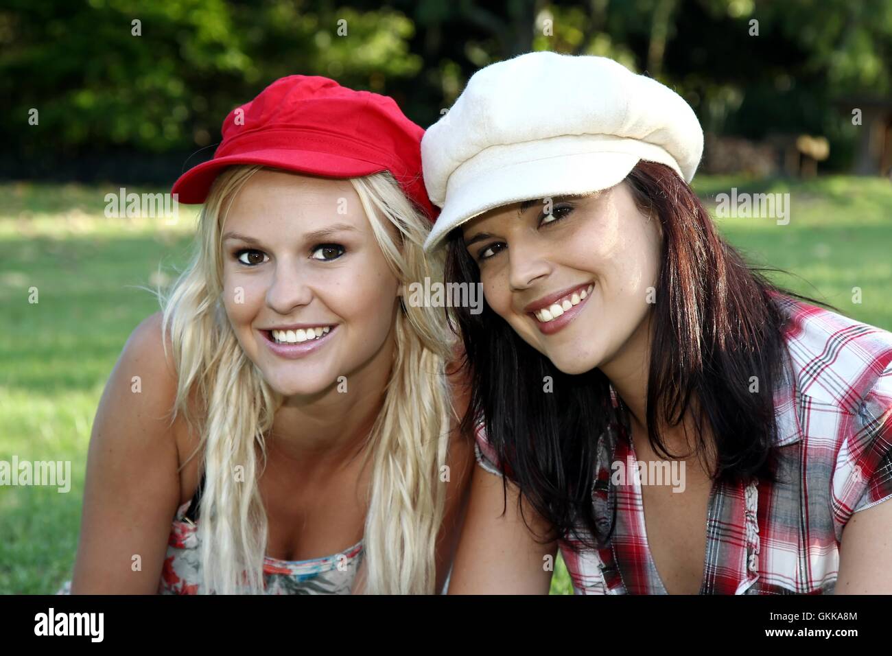 Belle brune et Blonde Amis Banque D'Images