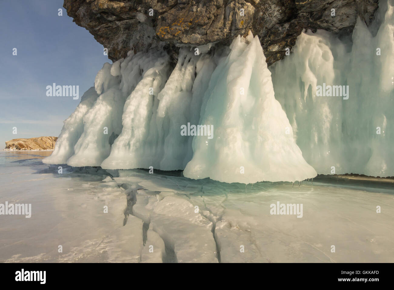 L'île Olkhon Rocks dans la glace. Le lac Baïkal Banque D'Images