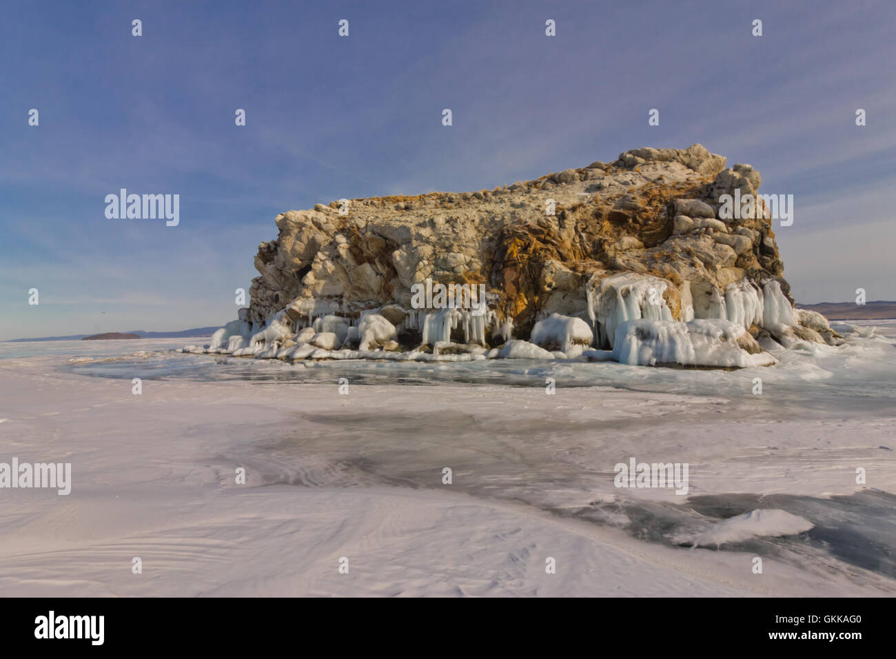 L'île de roches dans les glaces. Le lac Baïkal Banque D'Images