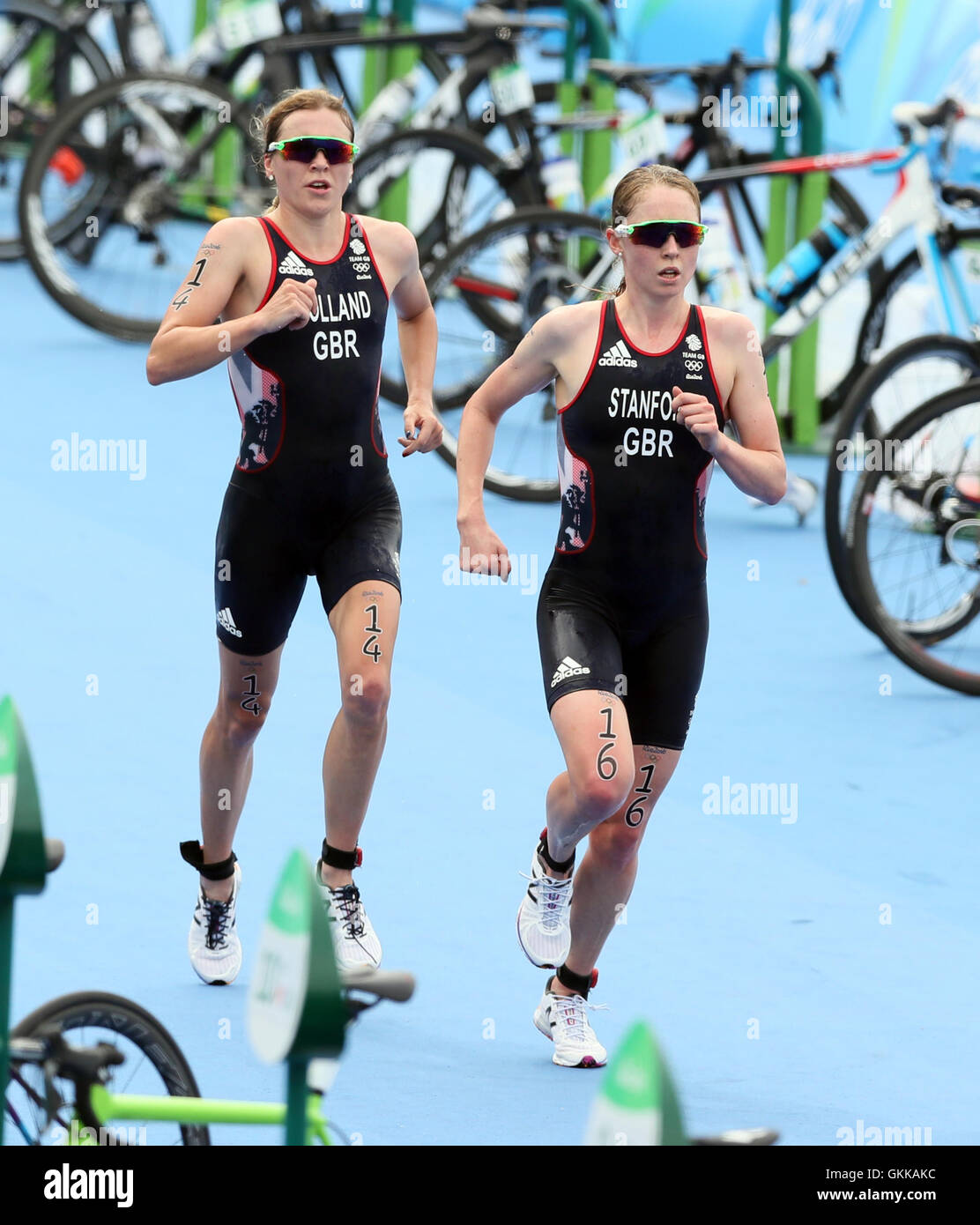 Great Britain's Non Stanford et Vicky Holland au cours de la Women's triathlon le quinzième jour du temps des Jeux Olympiques de Rio, au Brésil. Banque D'Images