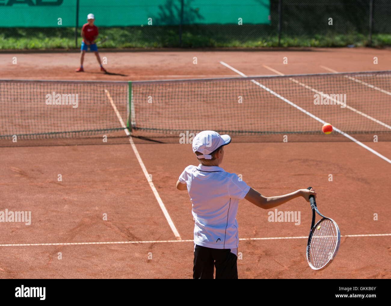 Les jeunes garçons à jouer au tennis. Banque D'Images