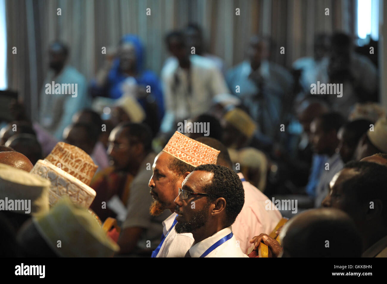 Les membres de l'assistance d'écouter que des haut-parleurs de la Juba adresse de la Conférence de réconciliation nationale à Mogadiscio, en Somalie, le 3 novembre. La Conférence de réconciliation de Juba a été convoqué dans une tentative de renforcer le gouvernement fédéral de la Somalie et est fréquentée, entre autres, par le Premier Ministre somalien, Abdi Farah Shirdon, et le chef de l'Administration intérimaire de Djouba, Ahmed Mohamed Madobe. PHOTO ONU / Tobin Jones Banque D'Images