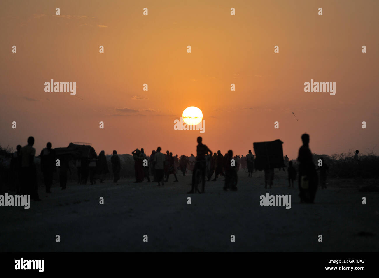 Des personnes déplacées à l'intérieur du pays marchent le long de la route dans un camp près de Jowhar, en Somalie, le 14 décembre 2016, à la suite de combats interclaniques qui ont déplacé plus de 12 000 personnes. L'armée de l'Union africaine assure la sécurité des personnes déplacées. Banque D'Images