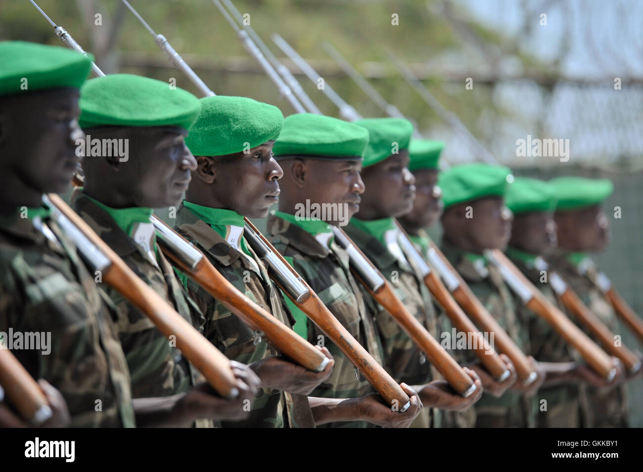 Des soldats de l'Union africaine en attente d'une garde d'honneur comme nouveau commandant de la Force de l'AMISOM, le général Silas Ntigurirwa, aujourd'hui prend le commandement de la Mission de l'Union africaine en Somalie le 16 décembre. Banque D'Images