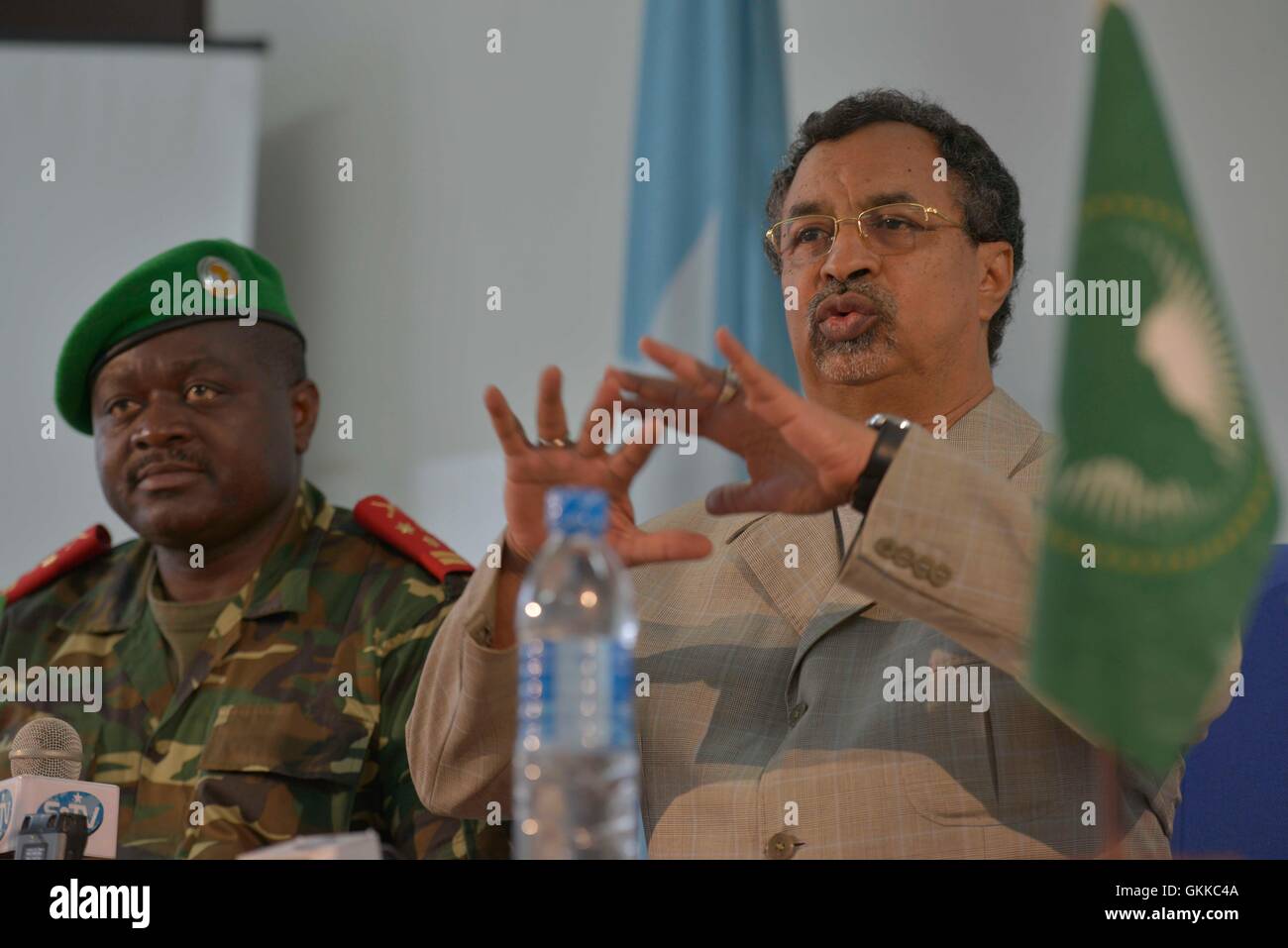 Commandant de la Force de la Mission de l'Union africaine en Somalie, le lieutenant général Silas Ntiguririwa en écoute comme SRCC Mahamet Saleh Anadif fait un commentaire au cours d'une conférence de presse le 9 janvier 2013 à Mogadiscio. PHOTO ONU / UA IST David Mutua Banque D'Images