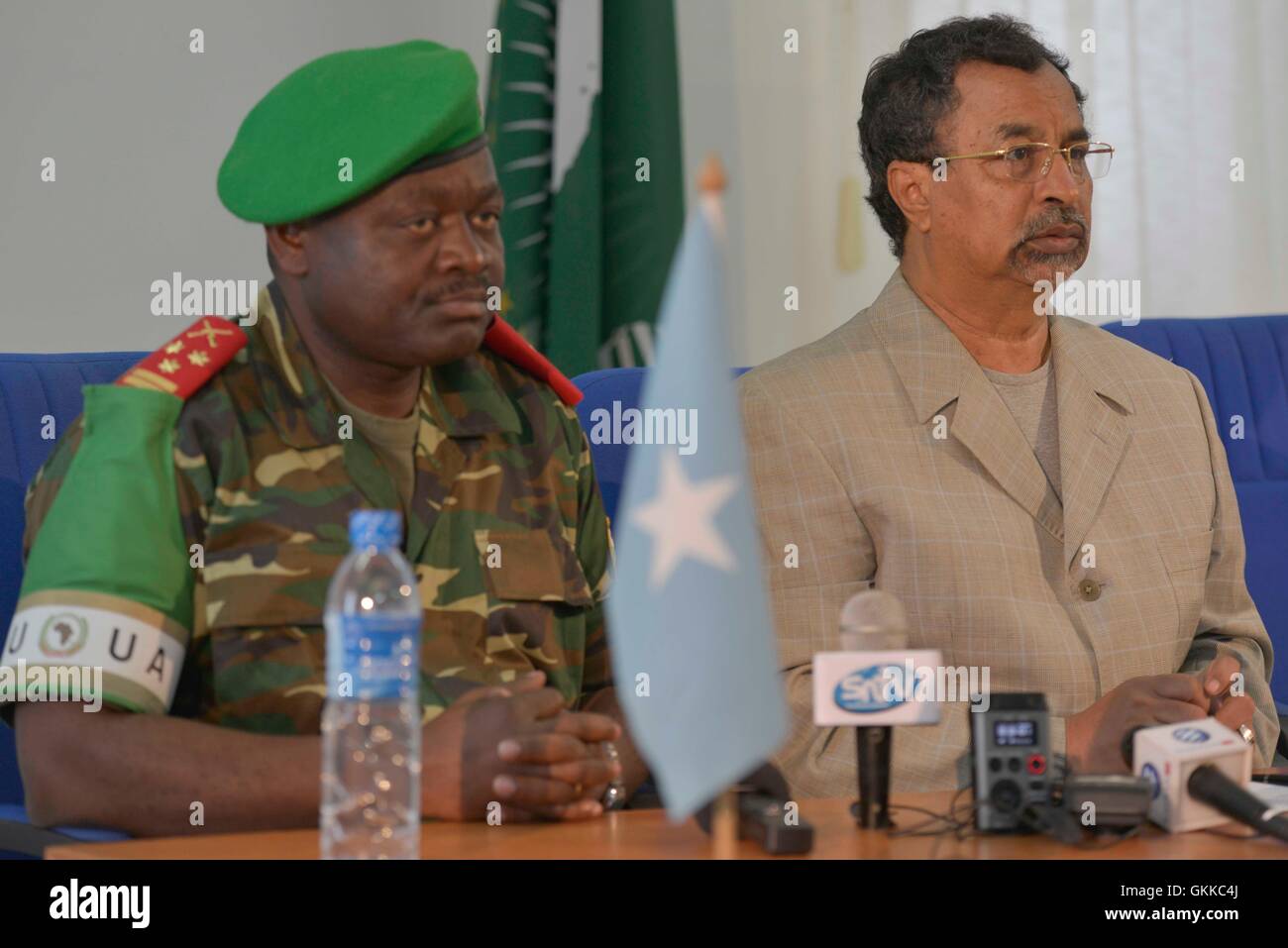 Commandant de la Force de la Mission de l'Union africaine en Somalie, le lieutenant général Silas Ntiguririwa en écoute comme SRCC Mahamet Saleh Anadif fait un commentaire au cours d'une conférence de presse le 9 janvier 2013 à Mogadiscio. PHOTO ONU / UA IST David Mutua Banque D'Images