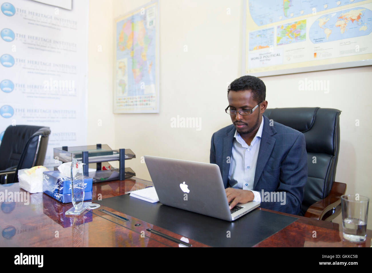 Abdi Aynte, Directeur de l’Institut du patrimoine pour les études politiques en Somalie, travaille dans son bureau de Mogadiscio. Il parle de la tentative d'Al-Shabaab d'interdire l'Internet mobile pour empêcher le traçage de leurs combattants, notant le contrôle limité du gouvernement sur les entreprises privées de services mobiles. Au un IST photo / David Mutua Banque D'Images