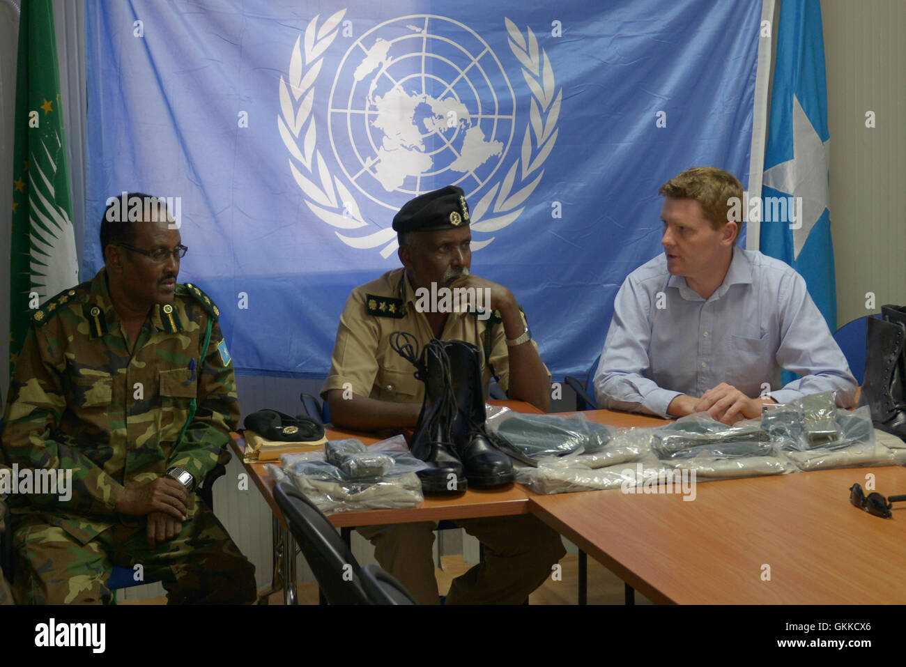 Coordonnateur régional de l'ONUDC Alan Cole parle de Commissaire Général Prison Hussein Hassan Osman lors d'une remise d'Uniformes à corps de garde somalien le 19 février 2014 Banque D'Images