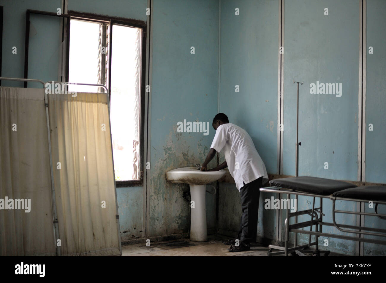 Le 20 février, une infirmière s'est lavée les mains dans la salle d'urgence de l'hôpital Madina à Mogadiscio. L'hôpital fournit des soins médicaux critiques à la population locale et sert d'établissement de santé clé dans la ville. Banque D'Images