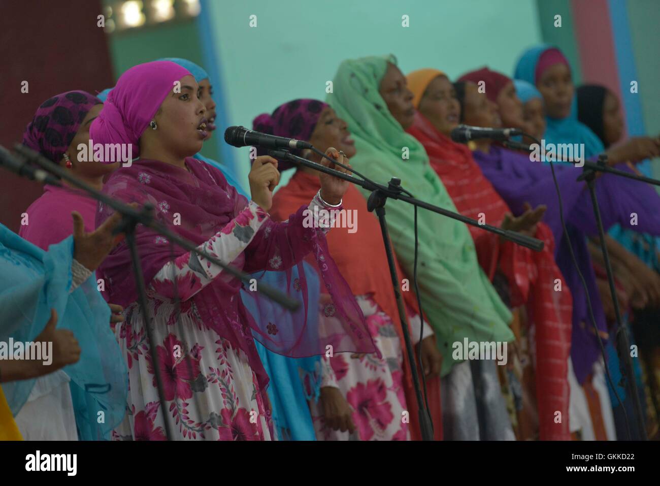 Un chanteur du Heegaan police Band se produit lors de la parade de la police de General Kaahiye le 26 février 2014. Cette cérémonie a marqué l'achèvement de la formation de 160 membres de la police somalienne aux techniques de police de proximité. / AU-UN IST PHOTO Banque D'Images