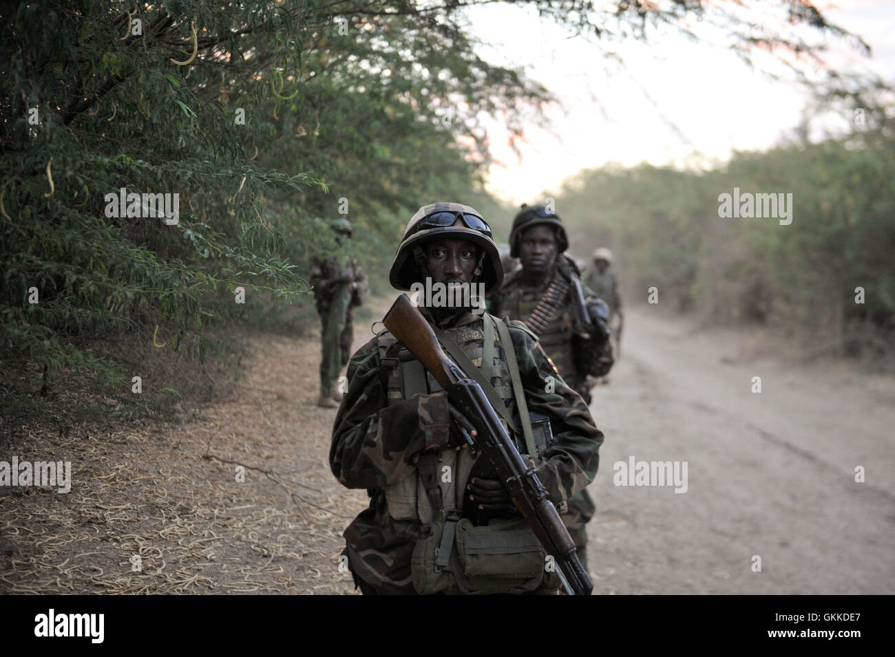 Les soldats ougandais, appartenant à la Mission de l'Union africaine en Somalie, pause pendant leur marche vers Qoryooley, Somalie, le 22 mars au cours d'une offensive pour prendre la ville d'al Shabab militants. PHOTO ONU / UA IST Tobin Jones Banque D'Images