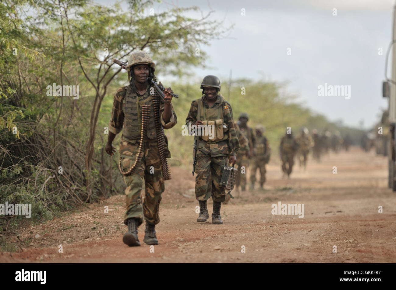 Les troupes ougandaises, dans le cadre de la Mission de l'Union africaine en Somalie, marche vers la ville contrôlée par Al Shabab de Golweyn en Somalie, région du Bas-Shabelle le 30 août. L'offensive de l'AMISOM fait partie de l'opération de l'Océan Indien, qui vise à libérer plusieurs nouvelles villes dans la région de l'organisation terroriste. L'AMISOM Photo / Tobin Jones Banque D'Images