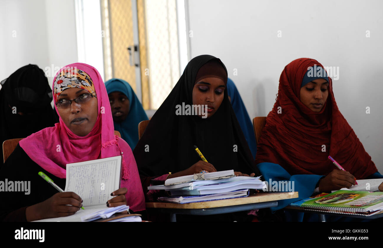 Étudiants somaliens en prenant des notes de leur enseignant dans la classe à l'Université nationale de Somalie dans la capitale Mogadiscio, le 23 octobre 2014. Les cours ont été tenues en septembre pour la première fois depuis 23 ans après avoir arrêté pendant le conflit civil. Des améliorations spectaculaires de la sécurité dans la ville a permis au gouvernement fédéral de rénové le campus qui a maintenant 374 étudiants et six facultés différentes. Photo ONU/UA IST / Ilyas A. Abukar Banque D'Images