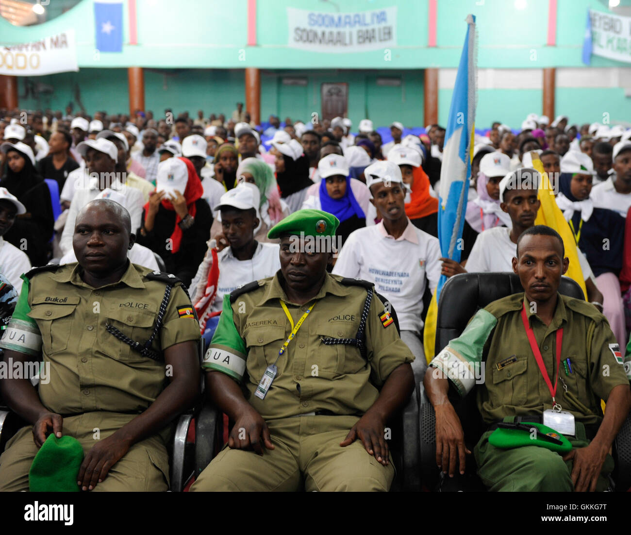 Le 30 octobre 2014, des policiers de l’AMISOM ont participé à une cérémonie de clôture du programme de formation communautaire aux quartiers à l’Académie de police somalienne de Mogadiscio. Cette formation visait à renforcer les stratégies de police de proximité et à améliorer les relations entre la police somalienne et le public. Au/ONU IST photo / Ilyas A. Abukar Banque D'Images