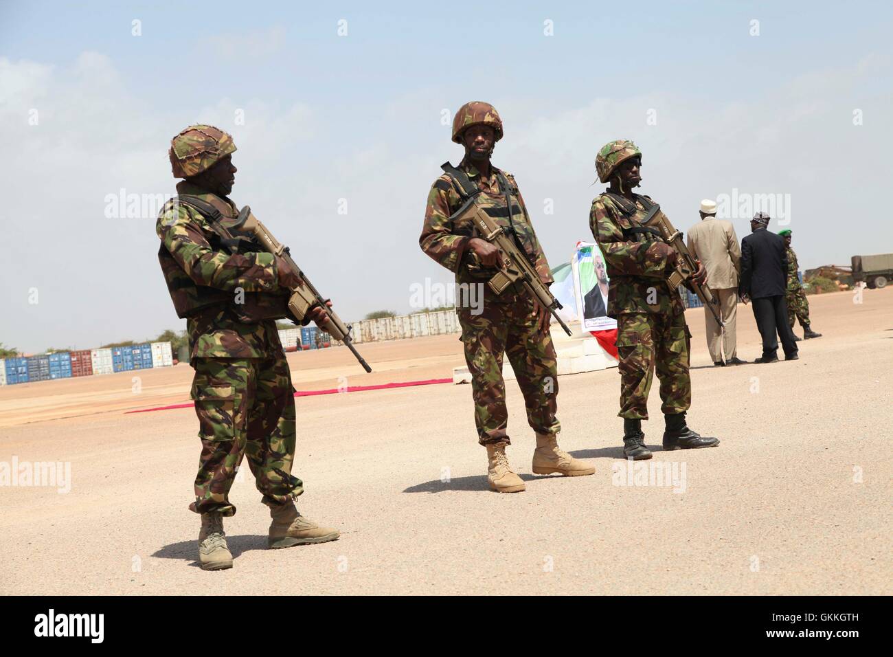 Les troupes de l'AMISOM en garde pendant la cérémonie de bienvenue du président intérimaire de l'Administration sud-ouest Sharif Hassan cheikh Adan le 27 décembre 2014. L'AMISOM Photo / Awil Abukar Banque D'Images