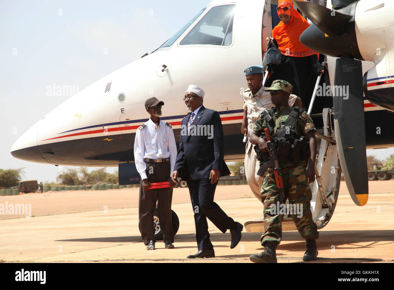 Le Président intérimaire de l'Administration sud-ouest Sharif Hassan cheikh Adan arrivant à Kismayo, en Somalie pour la première fois depuis son élection en tant que président de l'ISWA, le 27 décembre 2014. L'AMISOM Photo / Awil Abukar Banque D'Images