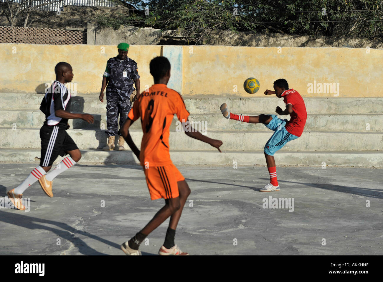 Des joueurs de la police de l'AMISOM et des équipes de football de Dhankenley participent à un match organisé par l'AMISOM dans le district de Dhankenley, à Mogadiscio, le 4 mars 2015. L'événement visait à favoriser les relations entre la police et la communauté locale par le sport. Banque D'Images