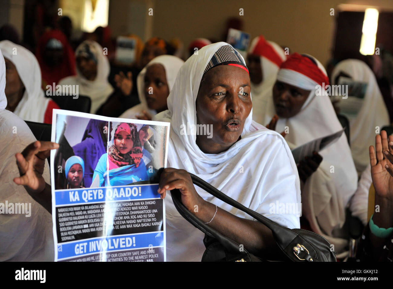 Le 13 mai 2015, une réunion de police communautaire a été organisée dans le district de Hamawayne par la police de l'AMISOM, où un résident local a tenu une affiche plaidant pour des communautés plus sûres. L'événement visait à améliorer la communication entre les populations locales et les forces de l'ordre. Banque D'Images