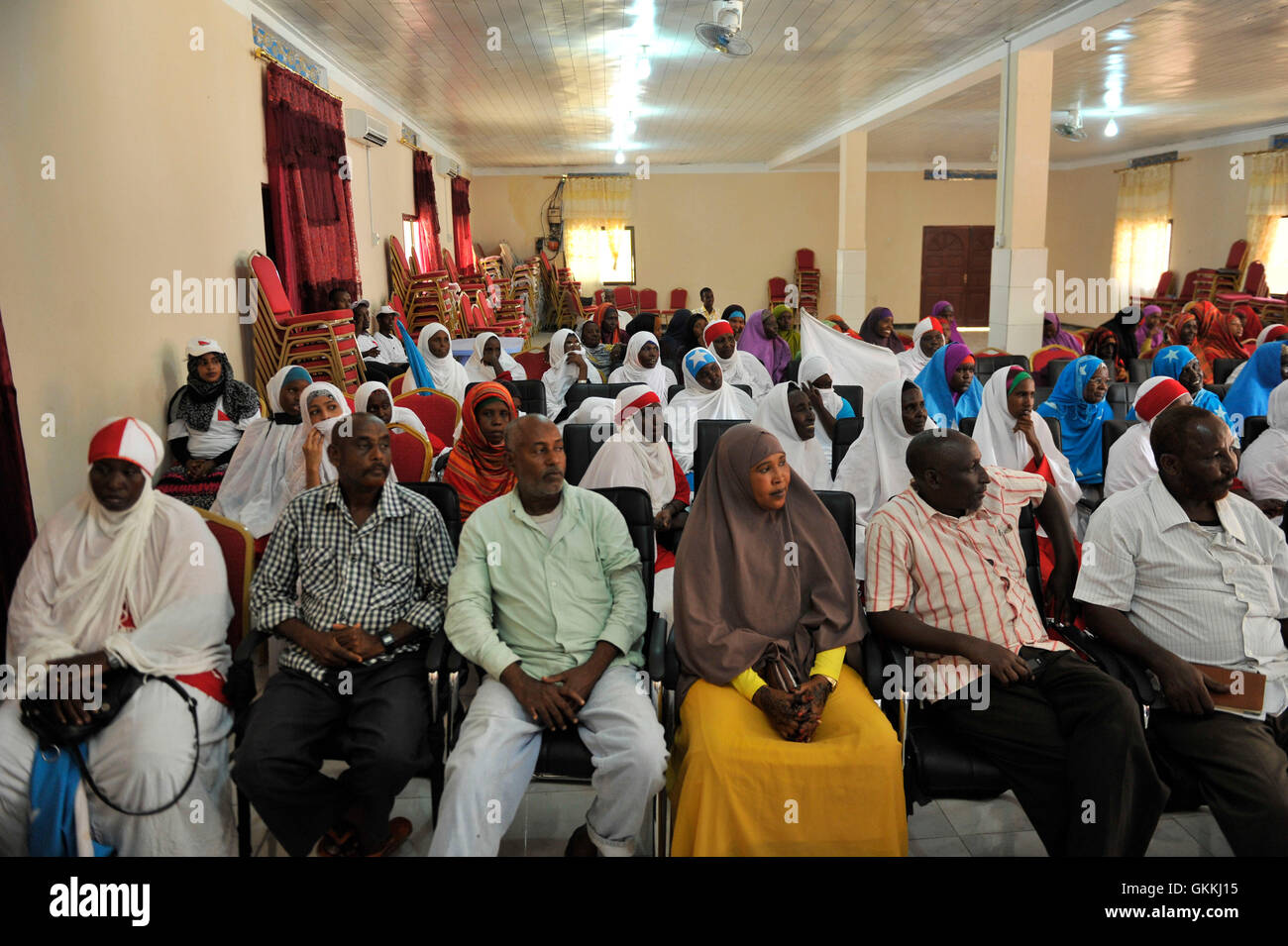 Les résidents du district de Hamawayne à Mogadiscio, en Somalie, assistent à une réunion de police communautaire organisée par la police de l'AMISOM dans les bureaux de district le 13 mai 2015, dans le but de favoriser la coopération entre la communauté et la police. Banque D'Images
