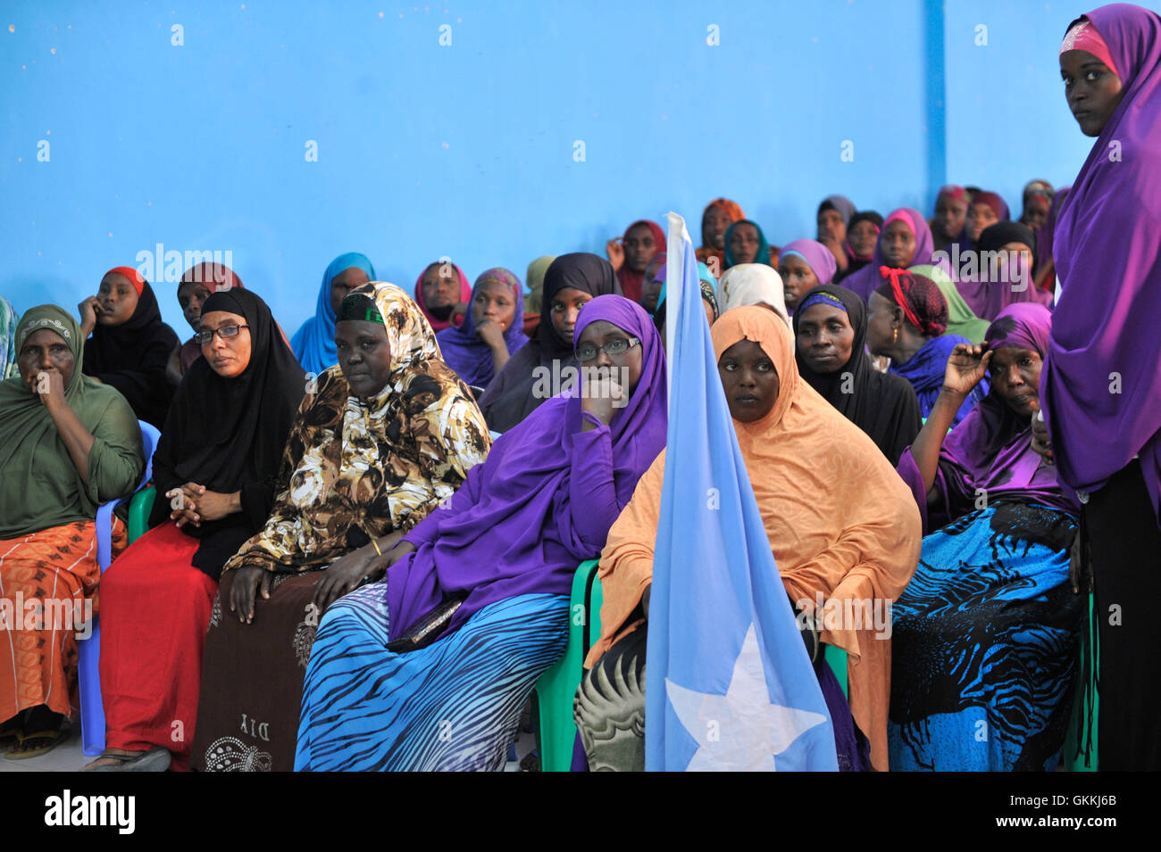 Le 17 mai 2015, des résidents du district de Waberi à Mogadiscio assistent à une réunion de police de proximité convoquée par la police de l’AMISOM. La réunion était axée sur le renforcement de la sécurité locale et la collaboration entre la police et la communauté. / AMISOM photo / Omar Abdisalam Banque D'Images