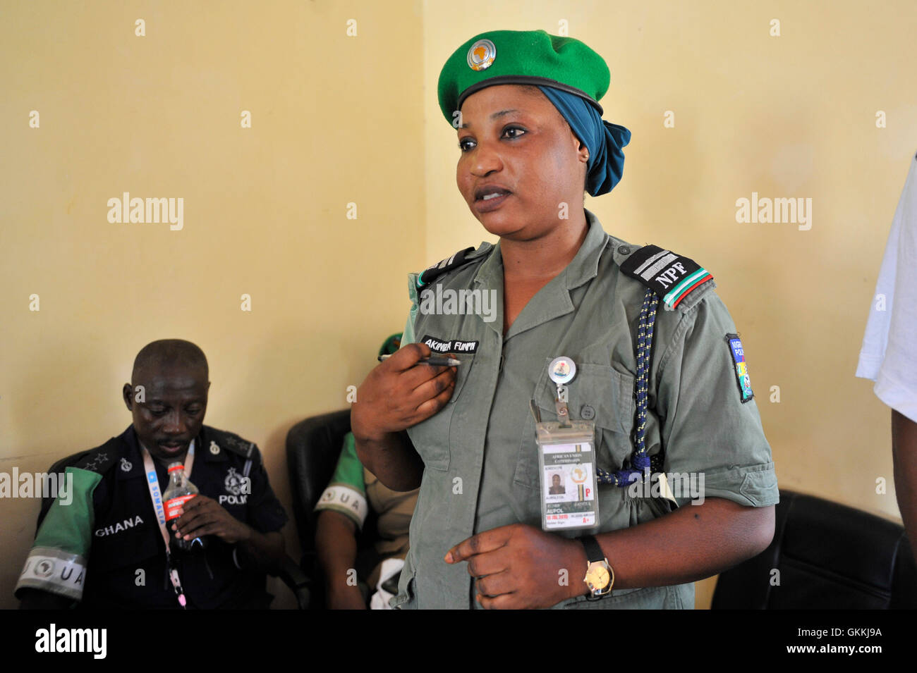 Le 19 mai 2015, l’inspecteur de police Funmi Akinola a dirigé une réunion de police communautaire dans le district d’Heliwaa, à Mogadiscio, organisée par la police de l’AMISOM. La réunion visait à améliorer la collaboration entre les résidents et les forces de police pour renforcer la sécurité. Banque D'Images