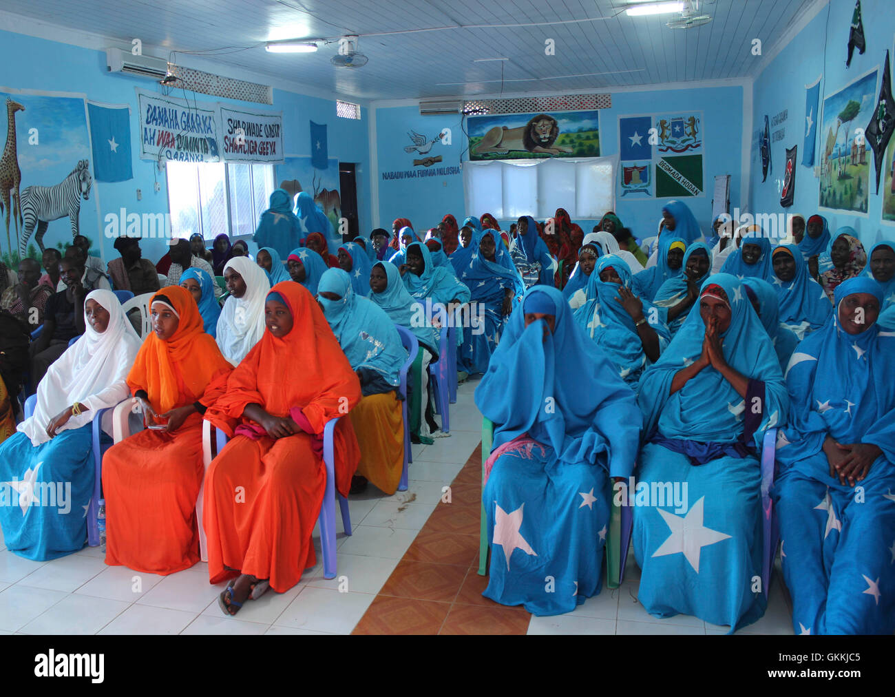 Les résidents du district de Hodan assistent à une réunion de police communautaire organisée par la police de l'AMISOM le 10 mai 2015 dans les bureaux de district pour favoriser la coopération entre la communauté et les forces de l'ordre. Banque D'Images