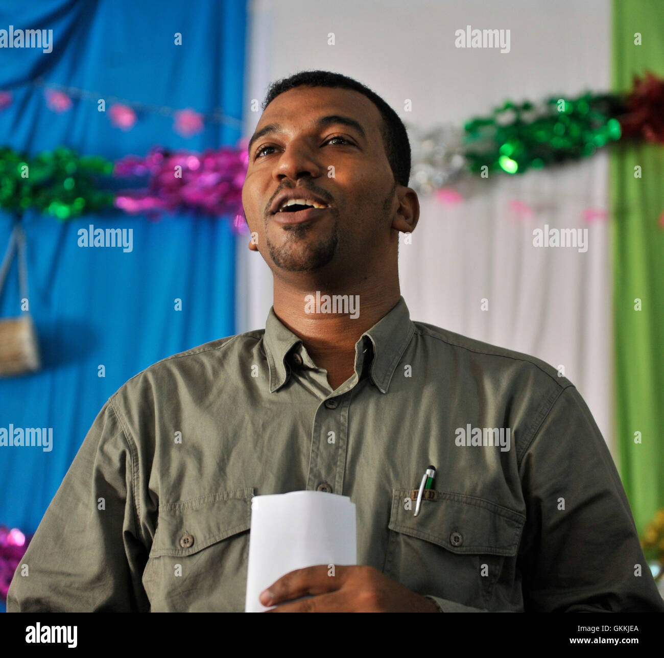 Le 13 mai 2015, le commissaire du district de Hamarwayne, Abdulkadir Mohamed Abdulkadir, a pris la parole lors d’une réunion sur la police de proximité à Mogadiscio. La réunion, organisée par la composante police de l'AMISOM, était axée sur l'amélioration de la sécurité locale et la promotion de la collaboration entre les résidents et les forces de l'ordre. AMISOM photo par Omar Abdisalami. Banque D'Images