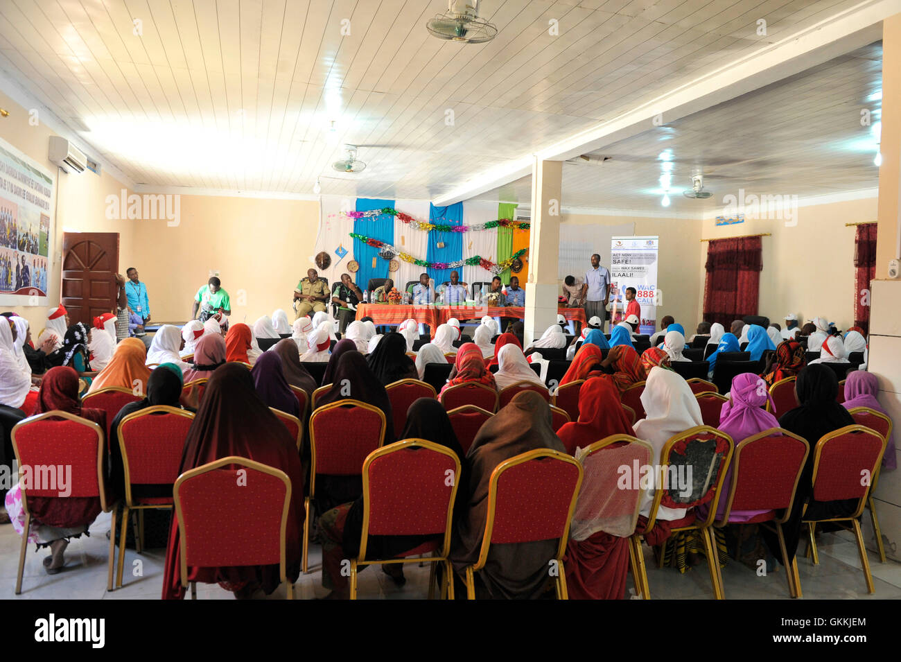 Les résidents du district de Hamawayne participent à une réunion de police communautaire organisée par la police de l'AMISOM dans les bureaux de district le 13 mai 2015. La réunion visait à renforcer la coopération entre la police et la communauté locale. AMISOM photo par Omar Abdisalam. Banque D'Images